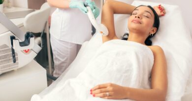 Frau liegt entspannt im Studio und erhält eine professionelle Laser-Haarentfernung unter den Achseln in Essen