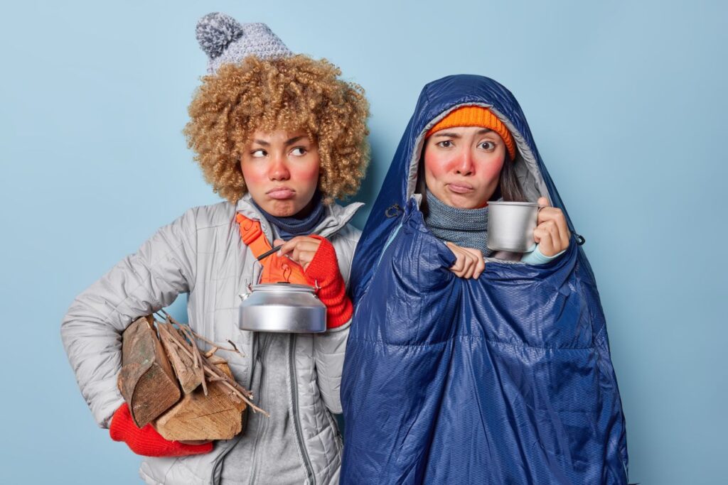 zwei frauen frieren beim campen und suchen alternativen zur petroleum heizung camping